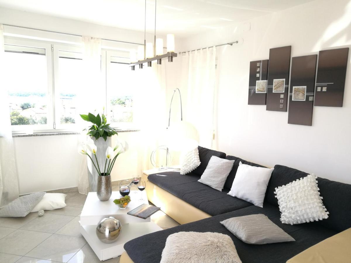 Villa Meli - Apartments Mit Meerblick Medulin Buitenkant foto