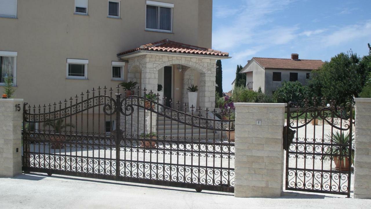 Villa Meli - Apartments Mit Meerblick Medulin Buitenkant foto